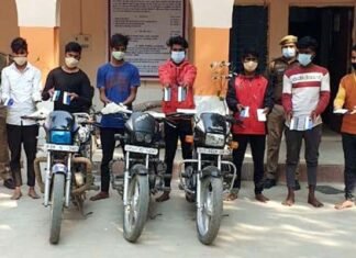 ग्रेटर नोएडा : राहगीरों से मोबाइल लूटने वाले 8 बदमाश चढ़े पुलिस के हत्थे, 18 मोबाइल व तीन बाइक बरामद 8 crooks arrested in Greater Noida