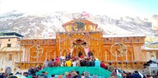 Char Dham Yatra 2020: शीतकाल के लिए बंद हुए बदरीनाथ धाम के कपाट, इस वर्ष एक लाख पैंतालीस हजार से अधिक तीर्थ यात्री पहुंचे बदरीनाथ धाम Char Dham Yatra 2020: Badrinath Dham's doors closed for winter