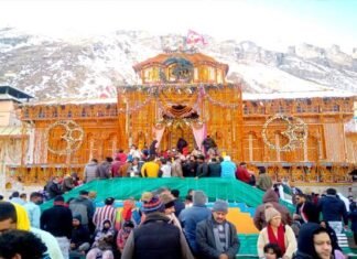 Char Dham Yatra 2020: शीतकाल के लिए बंद हुए बदरीनाथ धाम के कपाट, इस वर्ष एक लाख पैंतालीस हजार से अधिक तीर्थ यात्री पहुंचे बदरीनाथ धाम Char Dham Yatra 2020: Badrinath Dham's doors closed for winter
