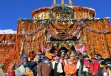 मुख्यमंत्री त्रिवेन्द्र सिंह रावत एवं उत्तर प्रदेश के मुख्यमंत्री योगी आदित्यनाथ ने भगवान बदरीनाथ के दर्शन कर की पूजा-अर्चना CM Trivendra CM Yogi Adityanath worshiped Lord Badrinath