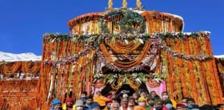 मुख्यमंत्री त्रिवेन्द्र सिंह रावत एवं उत्तर प्रदेश के मुख्यमंत्री योगी आदित्यनाथ ने भगवान बदरीनाथ के दर्शन कर की पूजा-अर्चना CM Trivendra CM Yogi Adityanath worshiped Lord Badrinath
