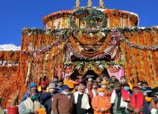 मुख्यमंत्री त्रिवेन्द्र सिंह रावत एवं उत्तर प्रदेश के मुख्यमंत्री योगी आदित्यनाथ ने भगवान बदरीनाथ के दर्शन कर की पूजा-अर्चना CM Trivendra CM Yogi Adityanath worshiped Lord Badrinath