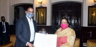 उत्तराखंड की गवर्नर बेबी रानी मोर्या ने समाजसेवी राहुल अरोरा को किया सम्मानित