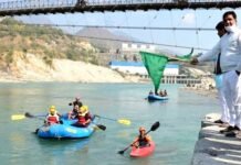 ऋषिकेश की तर्ज पर श्रीनगर गढ़वाल में भी रिवर राफ्टिंग शुरू, अलकेश्वर घाट से जुयालगढ़ तक 12 किलोमीटर लंबी है एडवेंचर रॉफ्टिंग River rafting starts in Srinagar