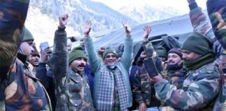मुख्यमंत्री त्रिवेन्द्र सिंह रावत ने सेना और आईटीबीपी के जवानों के साथ मनाई दीपावली diwali celebration with soldiers