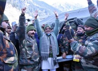 मुख्यमंत्री त्रिवेन्द्र सिंह रावत ने सेना और आईटीबीपी के जवानों के साथ मनाई दीपावली diwali celebration with soldiers