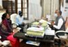 मुख्यमंत्री से मिले उत्तराखंड की दामिनी के माता-पिता, कानूनी लड़ाई लड़ने के लिए पूरी मदद देगी उत्तराखंड सरकार kiran negi parants meets cm uttarakhand