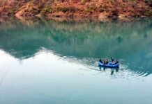 श्रीनगर गढ़वाल : टैक्सी से उतरकर युवक ने अलकनंदा नदी में लगाई छलांग, खोजबीन जारी man jumped into the Alaknanda River in srinagar