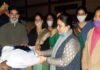 दीपावली पर शिक्षिका संगीता फरासी ने घुमंतू समुदाय के लोगों को बांटी मिठाई व कंबल sangita-farasi