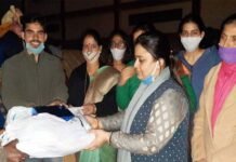 दीपावली पर शिक्षिका संगीता फरासी ने घुमंतू समुदाय के लोगों को बांटी मिठाई व कंबल sangita-farasi