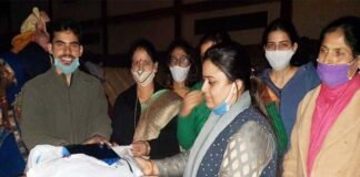 दीपावली पर शिक्षिका संगीता फरासी ने घुमंतू समुदाय के लोगों को बांटी मिठाई व कंबल sangita-farasi
