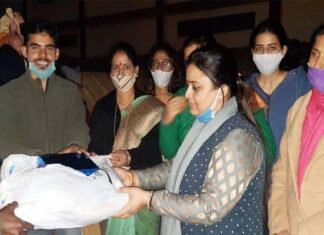 दीपावली पर शिक्षिका संगीता फरासी ने घुमंतू समुदाय के लोगों को बांटी मिठाई व कंबल sangita-farasi