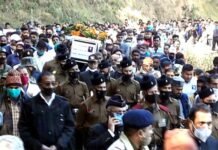 पौड़ी गढ़वाल : शहीद सूबेदार की अंतिम यात्रा में उमड़ा जन सैलाब, पाकिस्तान मुर्दाबाद के नारों के साथ गाँव के पैतृक घाट पहुंची भीड़ shahid-subedar-swatantra-singh