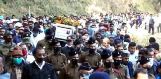 पौड़ी गढ़वाल : शहीद सूबेदार की अंतिम यात्रा में उमड़ा जन सैलाब, पाकिस्तान मुर्दाबाद के नारों के साथ गाँव के पैतृक घाट पहुंची भीड़ shahid-subedar-swatantra-singh