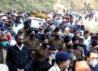 पौड़ी गढ़वाल : शहीद सूबेदार की अंतिम यात्रा में उमड़ा जन सैलाब, पाकिस्तान मुर्दाबाद के नारों के साथ गाँव के पैतृक घाट पहुंची भीड़ shahid-subedar-swatantra-singh