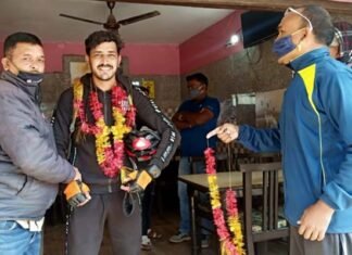 साइकिल से करीब 480 किलोमीटर की केदारनाथ यात्रा कर लौट रहे अमित डबराल का सतपुली में स्वागत traveling to Kedarnath by bicycle