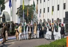 किसान आंदोलन : कृषि कानूनों के खिलाफ अवॉर्ड वापसी शुरू, इन्होंने लौटाए पद्म सम्मान Badal returned Padma awards against agricultural laws