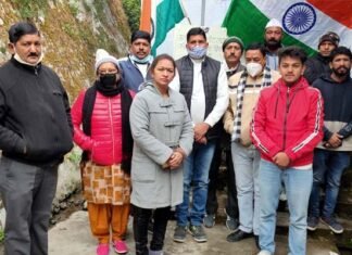 कांग्रेस के 136वें स्थापना दिवस पर पौड़ी कांग्रेस कमेटी द्वारा ध्वजारोहण कर दी गई शुभकामनाएं Congress 136th Foundation Day