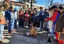 पौड़ी में कांग्रेसियो ने केन्द्र सरकार का पुतला दहन कर किया महंगाई का विरोध Congressmen protest against inflation