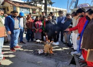 पौड़ी में कांग्रेसियो ने केन्द्र सरकार का पुतला दहन कर किया महंगाई का विरोध Congressmen protest against inflation