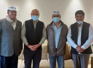 उत्तराखंड बीजेपी के दिग्गज नेता विनोद कपरुवाण हुए आम आदमी पार्टी में शामिल, बीएस नेगी सहित कइयों ने थामा आप का दामन Vinod Kapruvan joins aap