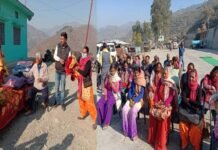 समाजसेवी सुंदर सिंह चौहान ने क्रिसमस दिवस पर जरुरतमंदों को बांटे कंबल व जैकेट blankets and jackets distributed to the needy on Christmas Day