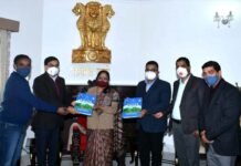 उत्तराखंड: नई शिक्षा नीति पर आधारित पुस्तक ‘‘नवयुग का अभिनंदन’’ राज्यपाल को भेंट की A book on the new education policy, "‘navayug ka abhinandan" presented to the Governor