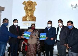 उत्तराखंड: नई शिक्षा नीति पर आधारित पुस्तक ‘‘नवयुग का अभिनंदन’’ राज्यपाल को भेंट की A book on the new education policy, "‘navayug ka abhinandan" presented to the Governor