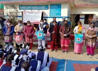 भारतीय रेडक्रॉस सोसायटी, पौड़ी द्वारा सेवित ग्राम क्षेत्र के जरुरतमंदों को सामग्री वितरित की गई Material distributed to the needy in the village area by Red Cross Society