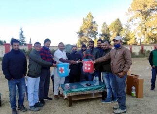 विजय दिवस पर पौड़ी रेडक्रास सोसाइटी द्वारा जरूरतमंद सैनिक आश्रितों को आवश्यक सामाग्री वितरित की गई redcross-sociaty-pauri