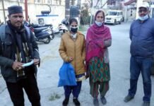 मुआवजे को लेकर मां-बेटी काट रही हैं वन विभाग, राजस्व विभाग के चक्कर widow-pushpa-devi