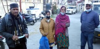 मुआवजे को लेकर मां-बेटी काट रही हैं वन विभाग, राजस्व विभाग के चक्कर widow-pushpa-devi