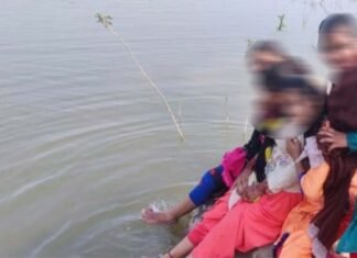 सेल्फी के चक्कर में पिकनिक मनाने गई 7 लड़कियां तालाब में डूबीं, 6 को बचाया, एक किशोरी की मौत 7 girls drown in a pond in the process of taking a selfie