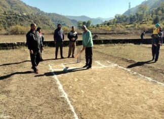 द्वारीखाल ब्लॉक के सीला बांघाट में क्रिकेट प्रतियोगिता का शुभारम्भ, उद्घाटन मैच में कंदरोडा क्लब ने बूंगा क्लब को 26 रनों से दी मात Cricket competition inaugurated in Sila Banghat of Dwarakhal block