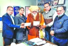 60 वर्षों से गुफा में रहने वाले फक्कड़ बाबा ने राम मंदिर के लिए दान दी एक करोड़ की धनराशि Fakkar Baba donated one crore funds for Ram temple