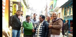 कांग्रेस प्रदेश सचिव कवीन्द्र इस्टवाल ने सतपुली में किया जनसंपर्क Kavindra Istwal