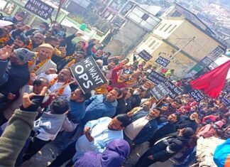 पौड़ी में आयोजित गढ़देश पुरानी पेंशन बहाली सम्मेलन में उमड़ा कर्मचारियों का हुजूम Old-pension-restoration-front