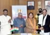 केंद्रीय शिक्षा मंत्री डॉ. रमेश पोखरियाल निशंक को कनाडा के हिंदी साहित्यकार गिल्ड ने “साहित्य गौरव सम्मान” से किया सम्मानित Ramesh Pokhriyal Nishank honored by the Canadian Hindi Literature Guild