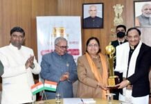 केंद्रीय शिक्षा मंत्री डॉ. रमेश पोखरियाल निशंक को कनाडा के हिंदी साहित्यकार गिल्ड ने “साहित्य गौरव सम्मान” से किया सम्मानित Ramesh Pokhriyal Nishank honored by the Canadian Hindi Literature Guild