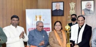 केंद्रीय शिक्षा मंत्री डॉ. रमेश पोखरियाल निशंक को कनाडा के हिंदी साहित्यकार गिल्ड ने “साहित्य गौरव सम्मान” से किया सम्मानित Ramesh Pokhriyal Nishank honored by the Canadian Hindi Literature Guild