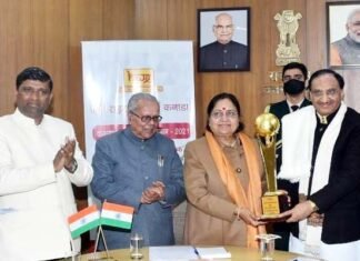 केंद्रीय शिक्षा मंत्री डॉ. रमेश पोखरियाल निशंक को कनाडा के हिंदी साहित्यकार गिल्ड ने “साहित्य गौरव सम्मान” से किया सम्मानित Ramesh Pokhriyal Nishank honored by the Canadian Hindi Literature Guild