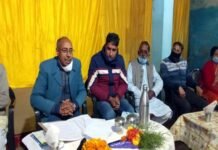 जनता के द्वार कार्यक्रम में एडीएम पौड़ी ने ग्राम पंचायत धारी में चौपाल लगाकर सुनी ग्रामीणों की समस्यायें adm sk baranwal