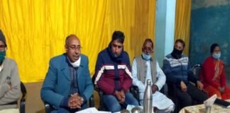 जनता के द्वार कार्यक्रम में एडीएम पौड़ी ने ग्राम पंचायत धारी में चौपाल लगाकर सुनी ग्रामीणों की समस्यायें adm sk baranwal