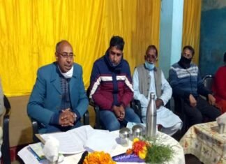 जनता के द्वार कार्यक्रम में एडीएम पौड़ी ने ग्राम पंचायत धारी में चौपाल लगाकर सुनी ग्रामीणों की समस्यायें adm sk baranwal