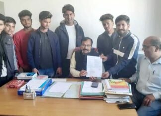 बीजीआर परिसर पौड़ी के छात्रों ने बीएड सहित अन्य यूजी व पीजी कक्षाओं के डॉक्यूमेंट अपलोड की तिथि बढ़ाने की मांग bgr-campus-pauri garhwal