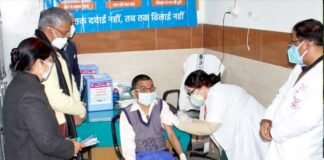 उत्तराखंड में मुख्यमंत्री की मौजूदगी में इस शख्स को लगा कोरोना वैक्सीन का पहला टीका, मुख्यमंत्री ने दी शुभकामनायें covid-vaccine-in-uttrakhand