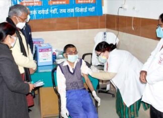 उत्तराखंड में मुख्यमंत्री की मौजूदगी में इस शख्स को लगा कोरोना वैक्सीन का पहला टीका, मुख्यमंत्री ने दी शुभकामनायें covid-vaccine-in-uttrakhand