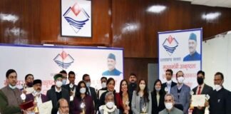 उत्तराखंड : मुख्यमंत्री ने 17 अधिकारियों को दिए उत्कृष्टता एवं सुशासन पुरस्कार excellence and good governance awards