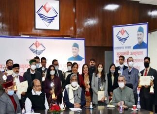 उत्तराखंड : मुख्यमंत्री ने 17 अधिकारियों को दिए उत्कृष्टता एवं सुशासन पुरस्कार excellence and good governance awards