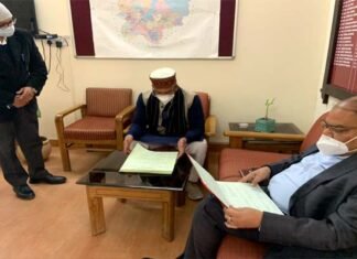 मुख्यमंत्री ने गढ़वाल कमिश्नर कैंप ऑफिस में मारा छापा, गैरहाजिर कर्मचारियों का वेतन रोकने का दिया निर्देश CM raids Garhwal commissioner camp office